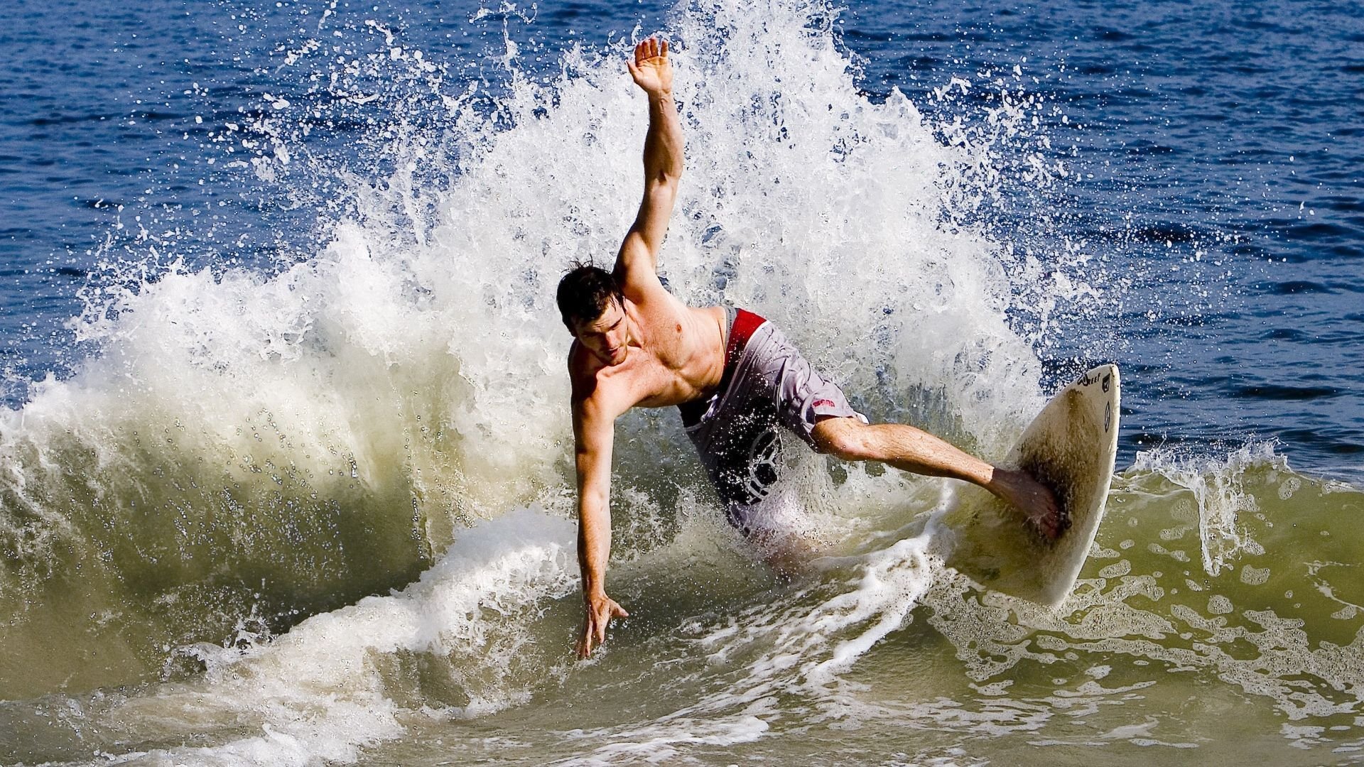 “宽板滑水：东三叉湖赛场掀起水上竞技风暴”